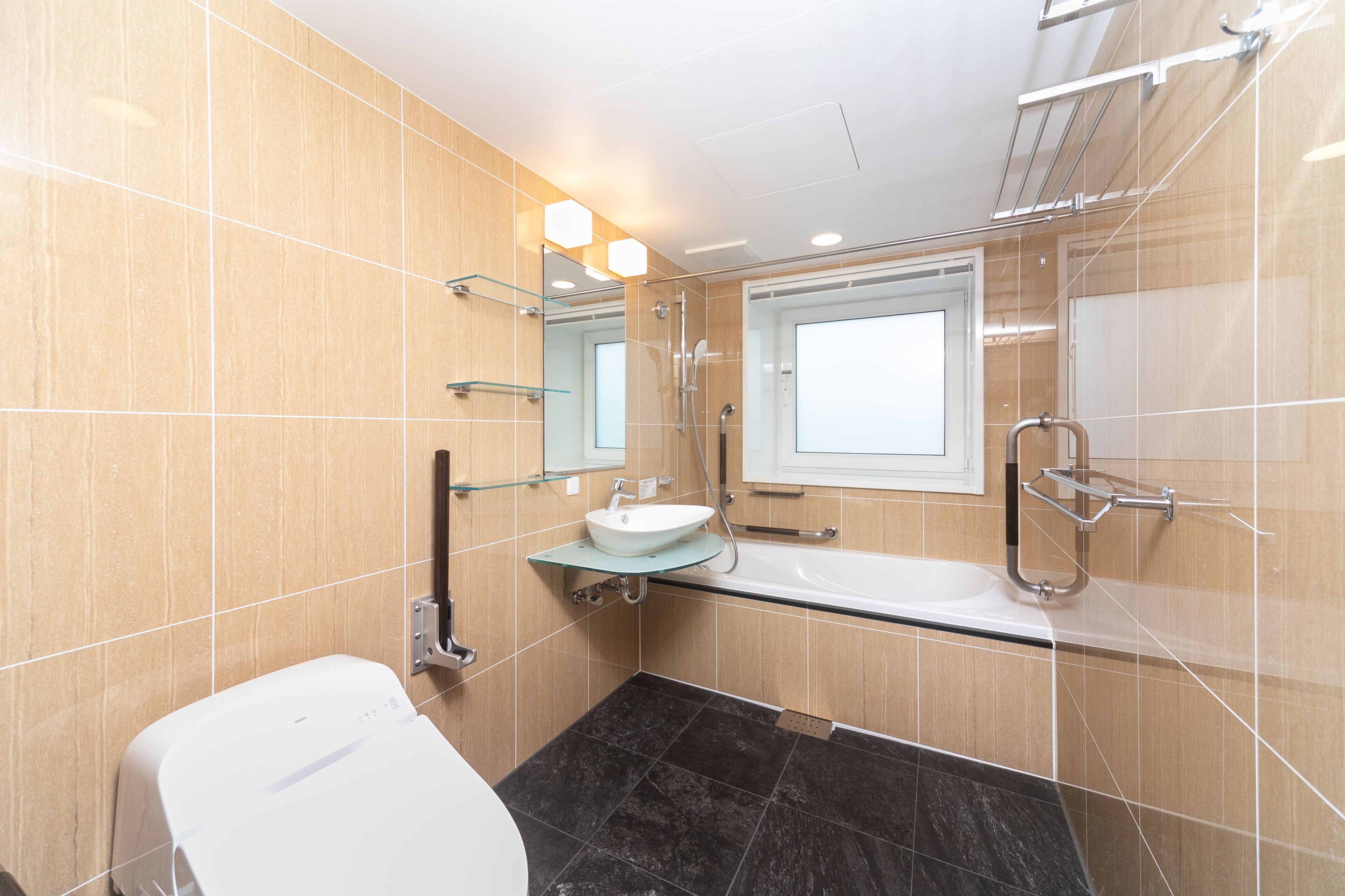 deluxe twin beds room, non smoking | accessible bathroom