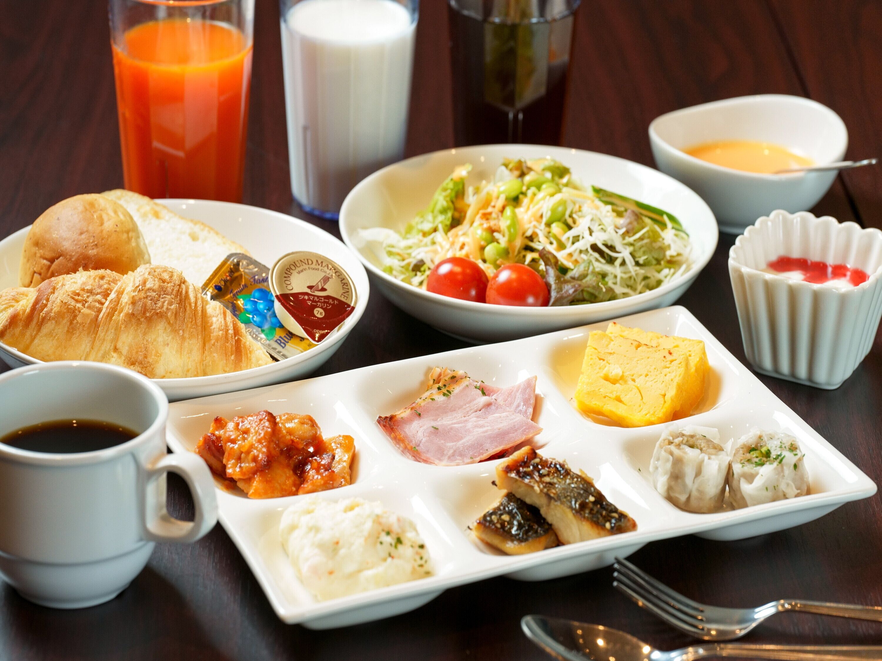 daily buffet breakfast (jpy 2000 per person)