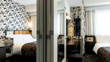 Standardværelse (Connecting Rooms for 4 People NS) | Dundyner, skrivebord, mørklægningsgardiner, gratis Wi-Fi