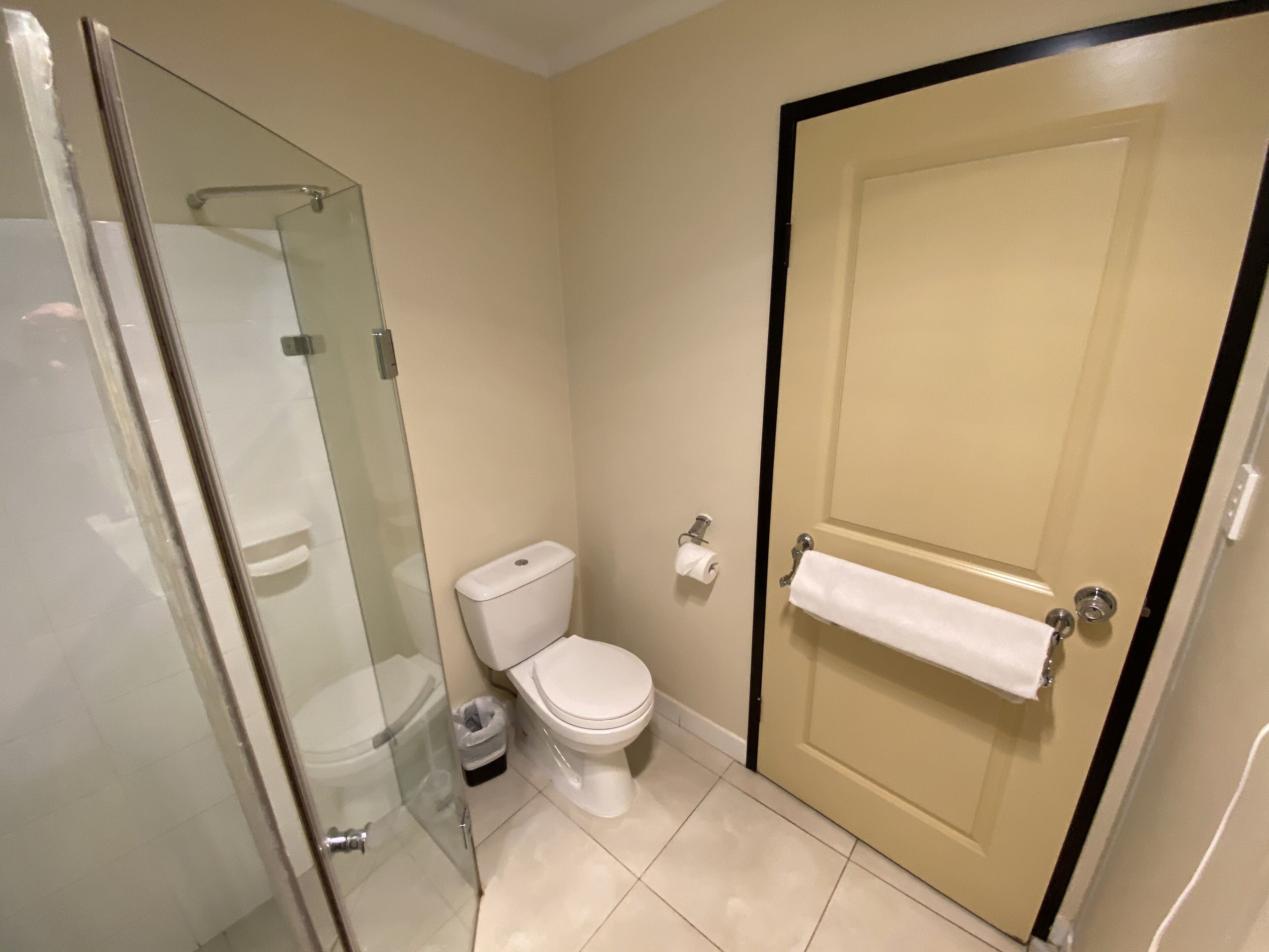 Pancuran mandi, hulu semburan mandi hujan, tuala disediakan 