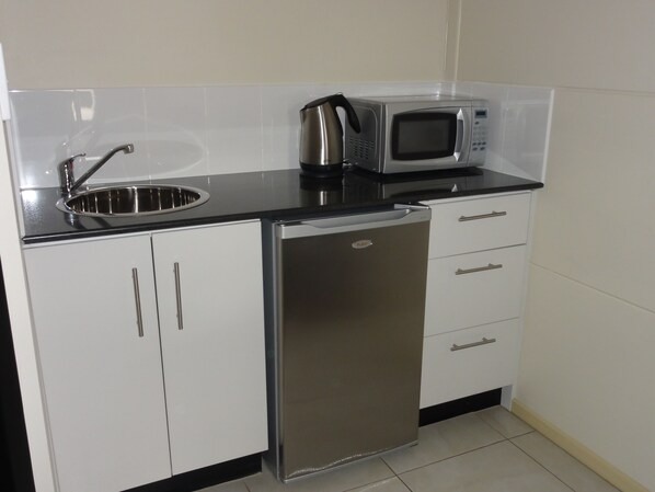 Cafetière/bouilloire, bouilloire électrique, tables à manger