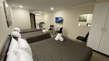 Family Room | Gebar bulu kapas, tilam berlapik, meja, seterika/papan seterika