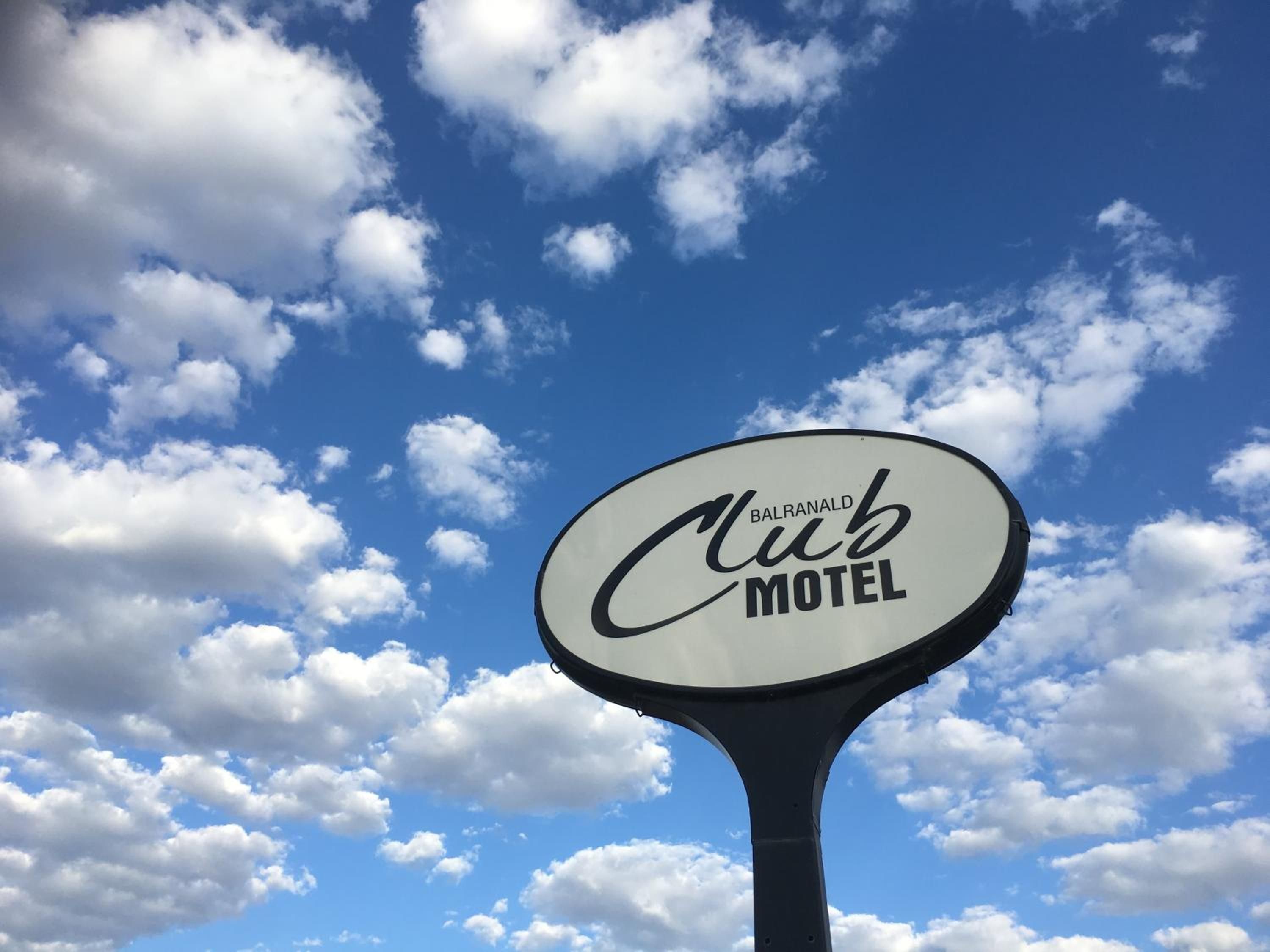 Señal del motel Balranald Club sobre un cielo nublado.