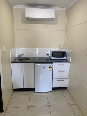 Wasserkocher mit Kaffee-/Teezubehör, Wasserkocher, Esstisch