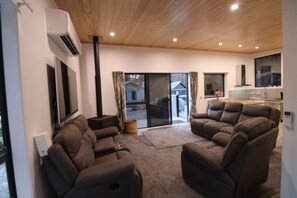 Smart TV, fireplace - Tiffany Resort complete with swim spa and outdoor kitchen (Ohakune)