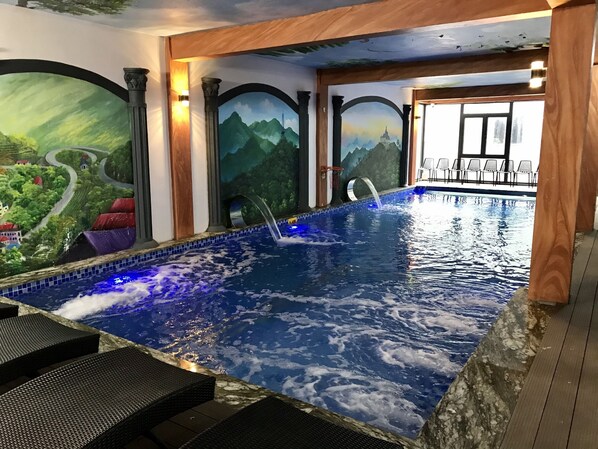 Indoor pool, open 6:00 AM to 10:00 PM, free pool cabanas