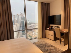 1 bedroom, premium bedding, minibar, in-room safe