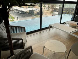 高档床上用品、迷你吧、客房内保险箱、办公桌