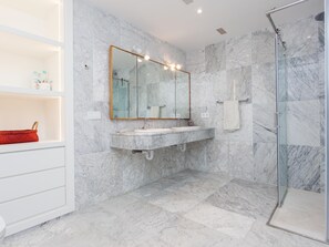 Shower, hair dryer, towels