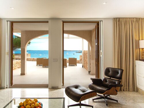 Es Turó, luxury beachfront apartment in Colonia San Jordi