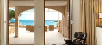 Es Turó, luxury beachfront apartment in Colonia San Jordi