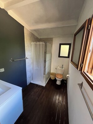 Gratis toiletartikler, hårtørrer, håndklæder, Toiletpapir