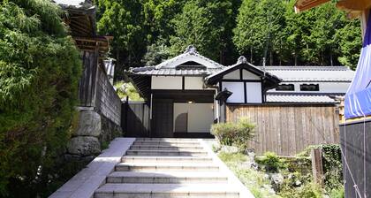 NEOLD Private House An old private house with a hearth surrounded by the rich nature of Yoshino