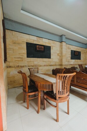 Casa família, 4 quartos | Área de estar | TV LED, lareira, DVD player