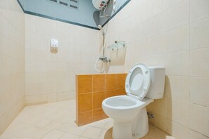 Familie huis, 4 slaapkamers | Badkamer | Een douche, pantoffels, een bidet, handdoeken