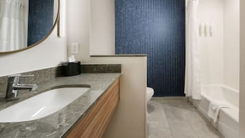 Combined shower/tub, free toiletries, hair dryer, towels