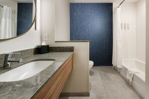 Combined shower/tub, free toiletries, hair dryer, towels - Fairfield Inn and Suites Dallas East (Dallas)