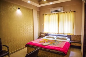 Phòng đôi Deluxe | Bàn, bộ trải giường 