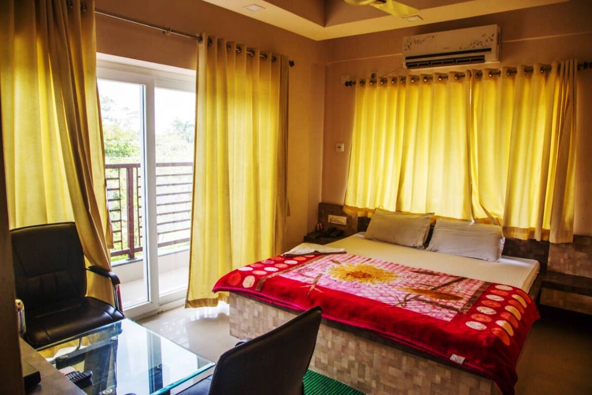 Deluxe Double Room | Desk, bed sheets