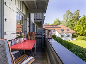Outdoor dining - 2-room apartment, 47sqm, 1 bedroom, balcony with mountain view (Oberaudorf)