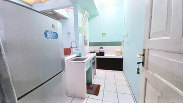 Refrigerador con freezer, placa de cocina, utensilios de cocina