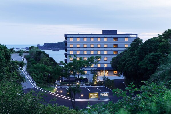 A hotel with a modern design, located near a coastal area with a view of the sea. - Fairfield by Marriott Wakayama Kumano Kodo Susami (Susami)