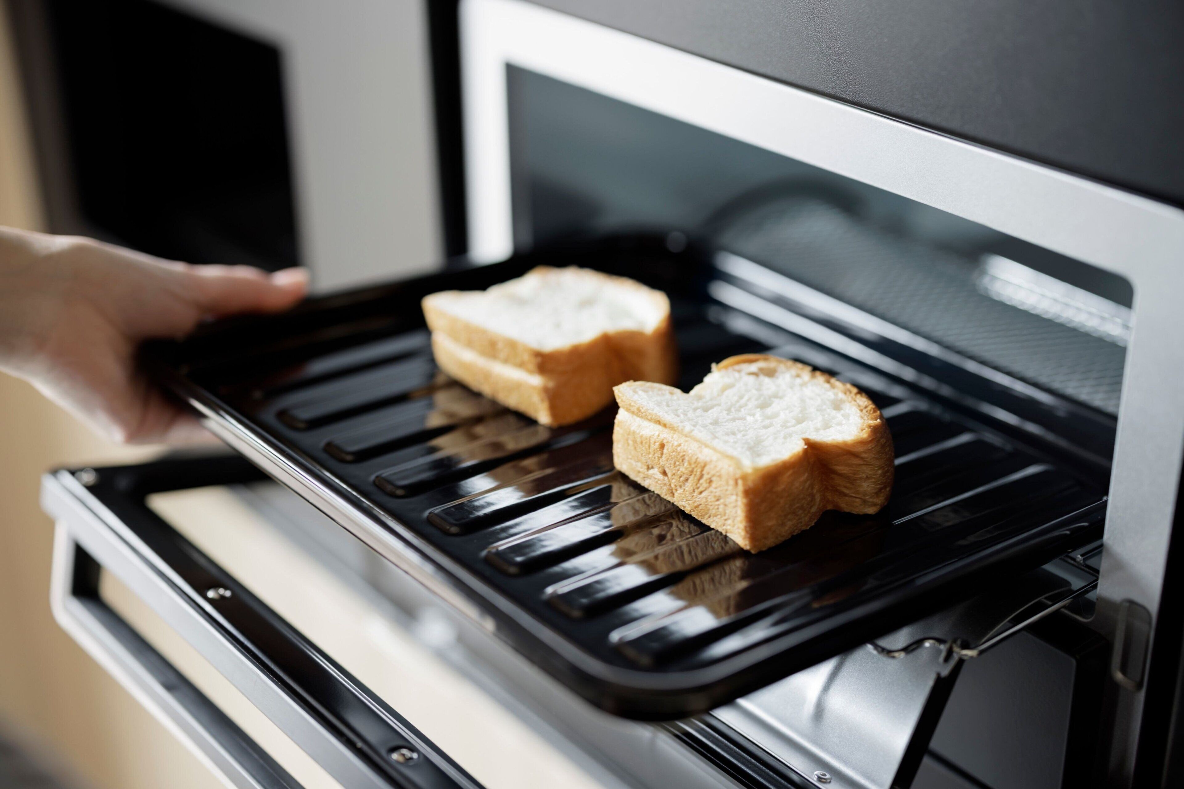 Un horno con dos rebanadas de pan en la rejilla.