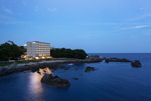 A modern hotel with a rectangular layout, situated on a rocky coastline with a view of the sea. - Fairfield by Marriott Wakayama Kumano Kodo Susami (Susami)
