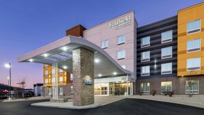 A Fairfield by Marriott hotel with a modern design, featuring a covered entrance and multiple floors. - Fairfield Inn & Suites by Marriott Louisville Shepherdsville (Louisville)