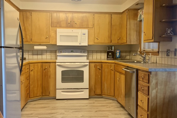 Geladeira, micro-ondas, fogão, cooktop