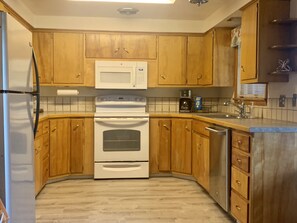 Fridge, microwave, oven, stovetop - Quiet Comfort- Adventures Start Here! (Idaho Falls)