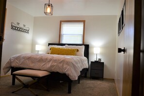3 bedrooms, desk, iron/ironing board, travel crib - Quiet Comfort- Adventures Start Here! (Idaho Falls)