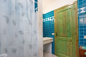 Douche, sèche-cheveux, serviettes fournies