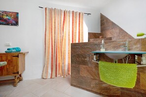 Suihku, sadesuihkupää, hiustenkuivaaja