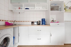 冷蔵庫、電子レンジ、オーブン、コンロ