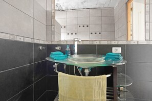 Douche, sèche-cheveux, serviettes fournies