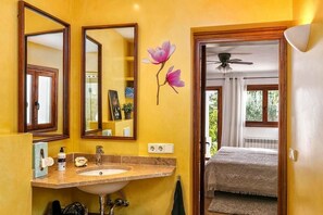 Shower, hair dryer, towels - Holiday Home Casa Maria Angela with Sun Deck, Patio & Wi-Fi (Arta)