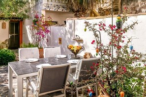 Outdoor dining - Holiday Home Casa Maria Angela with Sun Deck, Patio & Wi-Fi (Arta)