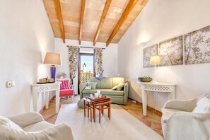 Een televisie en een stereo