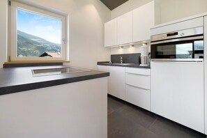 Frigorifero, forno, piano cottura, lavastoviglie