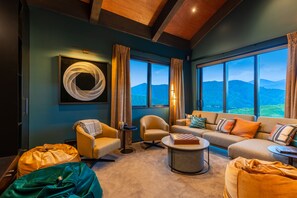 تلفزيون ذكي، مدفأة، ألعاب فيديو، مشغل دي في دي