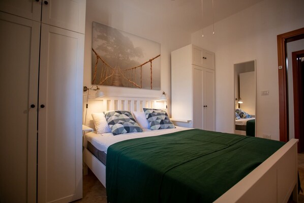 2 bedrooms, iron/ironing board, WiFi