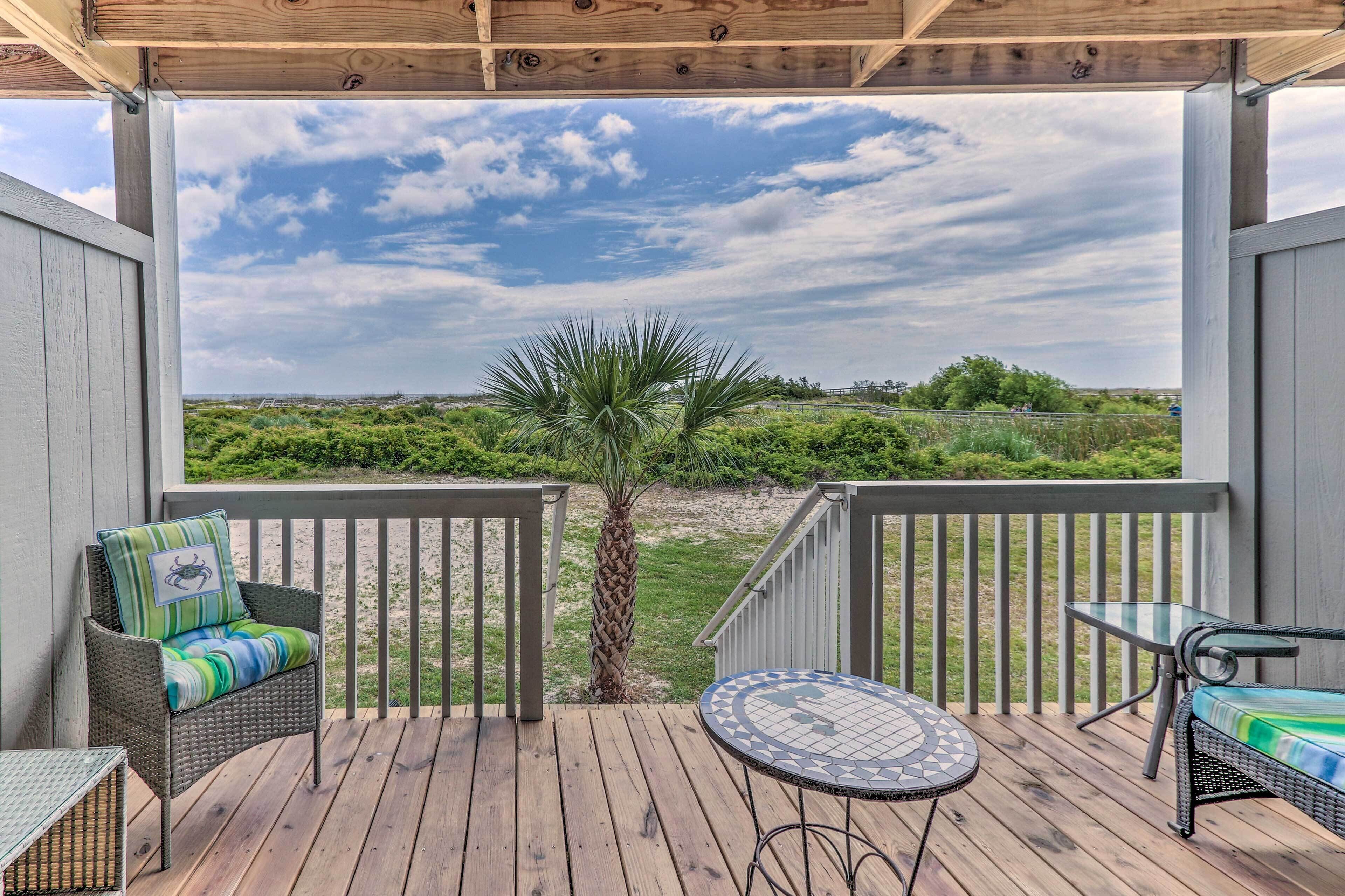 Beachfront Oasis: Condo w/ Deck + Pool Access