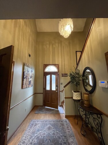 3 - 2.5 home  Modern Delight  fully equipped kit., fast Wi-Fi, all rooms upstrs 