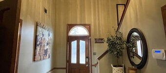 3 - 2.5 home Modern Delight fully equipped kit., fast Wi-Fi, all rooms upstrs