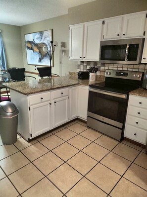 Fridge, microwave, oven, stovetop - 3 - 2.5 home Modern Delight fully equipped kit., fast Wi-Fi, all rooms upstrs (MEMPHIS)