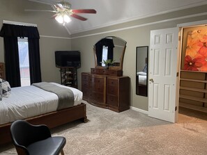 3 bedrooms, iron/ironing board, free WiFi, bed sheets - 3 - 2.5 home Modern Delight fully equipped kit., fast Wi-Fi, all rooms upstrs (MEMPHIS)