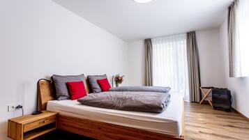 2 chambres, coffres-forts dans les chambres, bureau, lit parapluie