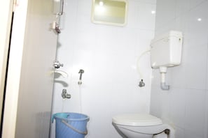 Standard-Doppelzimmer | Badezimmer | Dusche, Handtücher