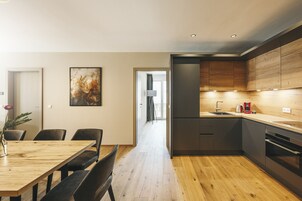 3 Bedroom Apartment with balcony/terrace | Cozinha privada | Chaleira elétrica, mesas de jantar